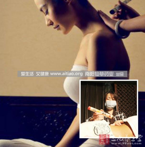 足三里穴是位于外膝的下3寸、脛骨外側(cè)一橫指左右的位置，艾灸10-15分鐘即可，需堅(jiān)持一段時(shí)間，很快可以看到祛濕的效果。